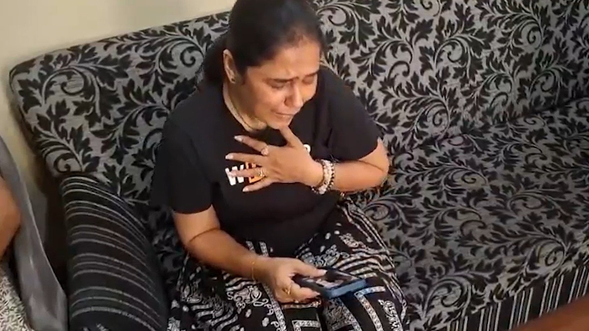 विदेश में बेटी की मौत के बाद रोते-बिलखते परिजन. (Photo: Screengrab)