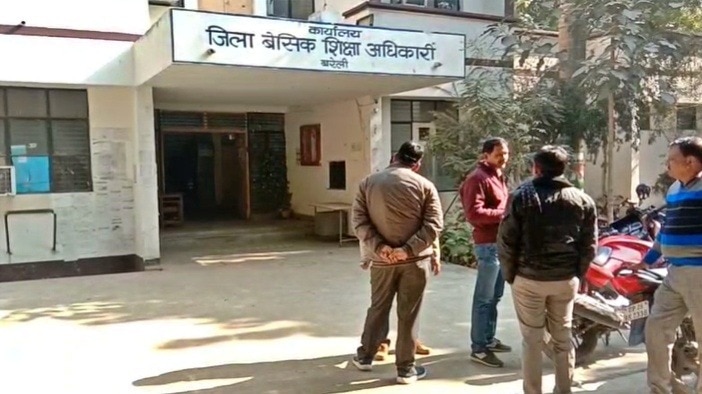 बरेली बेसिक शिक्षा अधिकारी ने दिया डीएम के आदेश का हवाला (Photo- ITG)