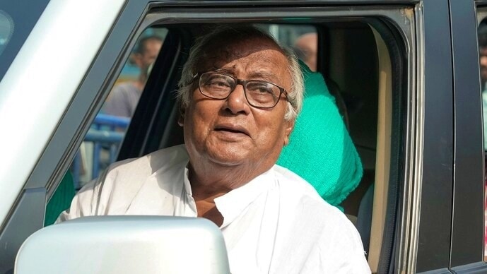 सौगत रॉय पर फेंके गए अंडे.  (Photo: ITG)