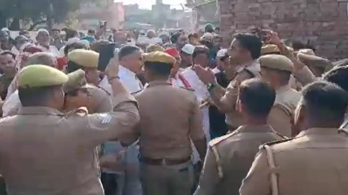 6a1827643ccdb-amajwadi-party-leader-and-the-police-officers-attempted-to-stop-worshippers-28303923-16x9.jpg