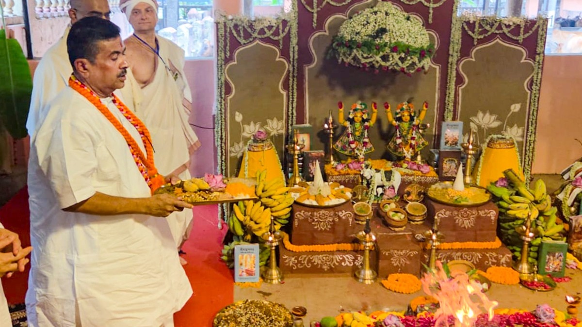 सीएम शुभेंदु अधिकारी गुरुवार को मायापुर इस्कॉन मंदिर पहुंचे और गो पूजा की