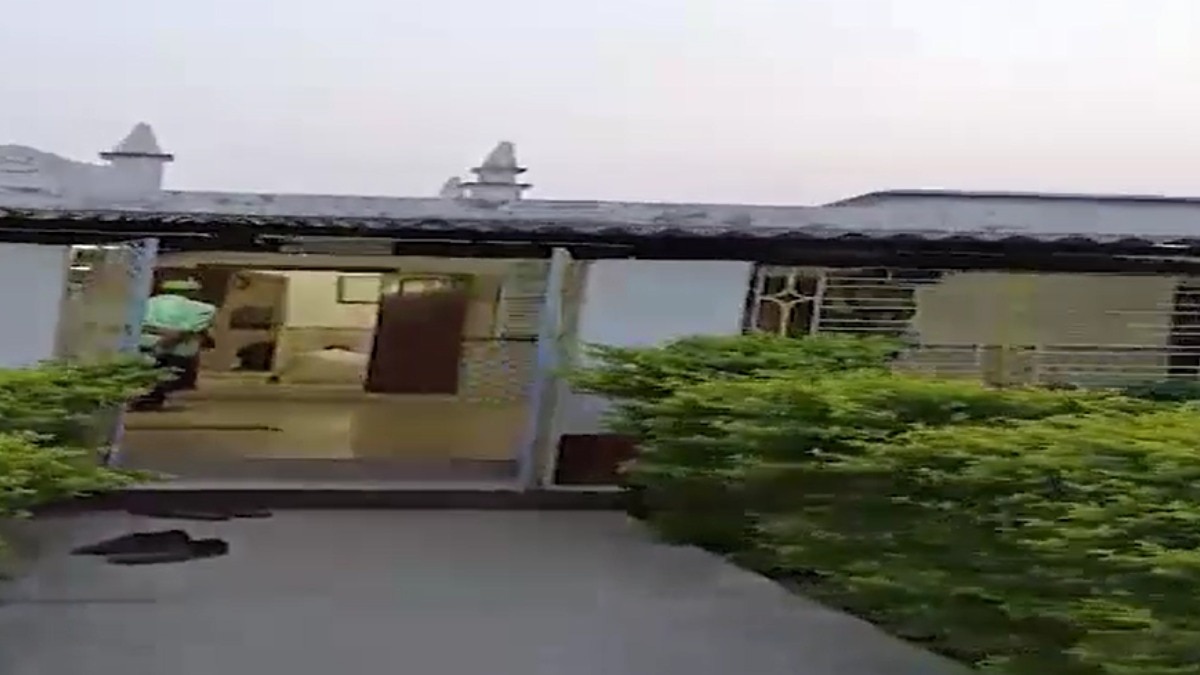 कोलकाता के दम दम हवाई अड्डे के रनवे के पास स्थित मस्जिद को हटाने पर विवाद  (Photo: Screengrab)