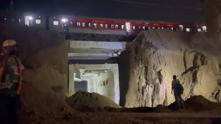  दो अधिकारियों ने गंवाई जान.(Photo: Screengrab)