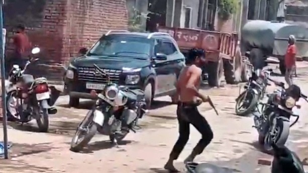 मथुरा में गोलीबारी का वीडियो वायरल (Photo- Screengrab)