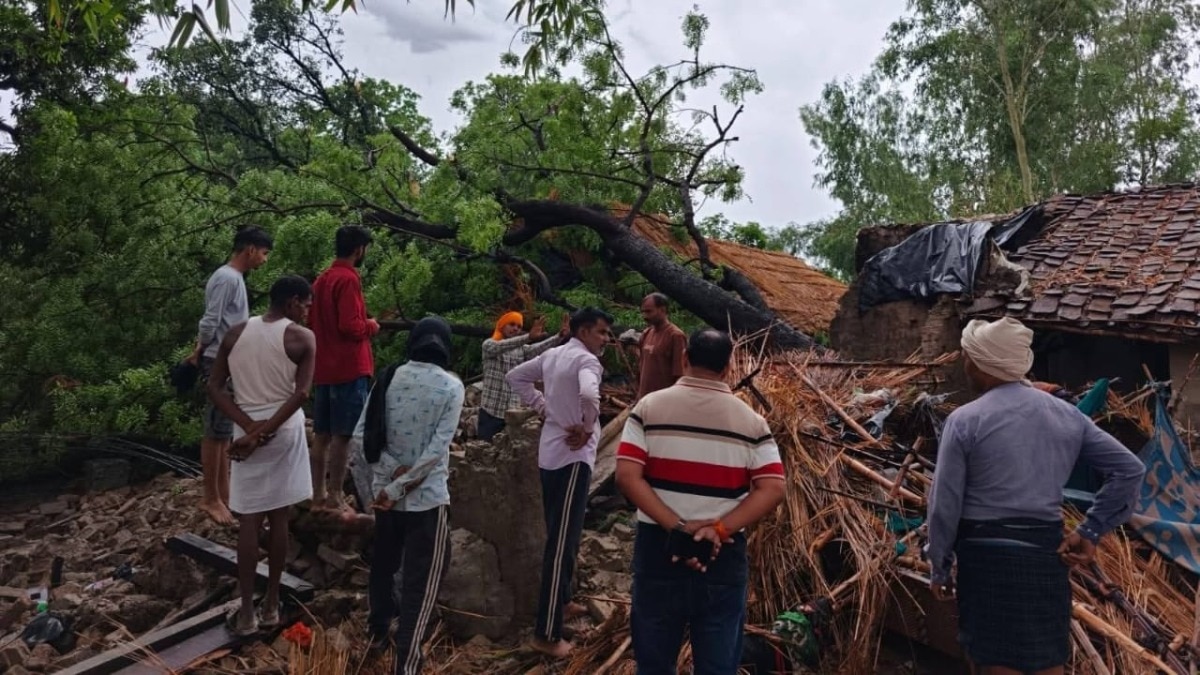 कौशांबी में पेड़ गिरने से तबाह हुआ हंसता-खेलता परिवार (Photo- ITG)