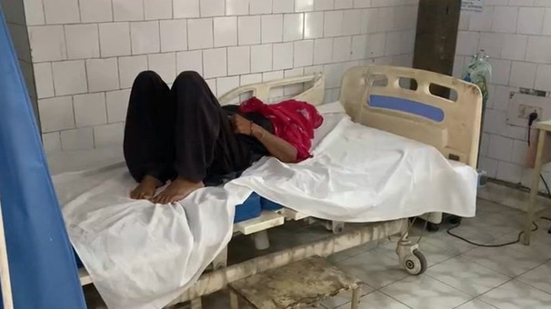 दीवार फांदकर घर में घुसा पड़ोसी.(Photo: Screengrab)