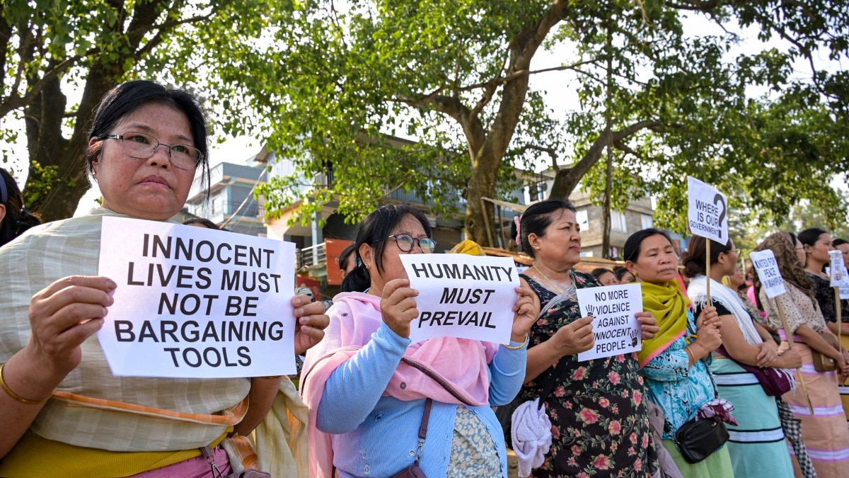 जरूरी सामान ले जा रहे ट्रकों के काफिले पर हमले से एक बार फिर से तनाव बढ़ गया है (Photo: PTI)