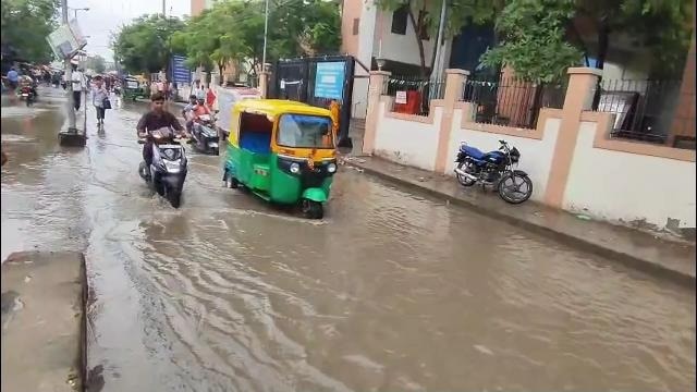 सड़क और नाले का फर्क तक मिटा.(Photo: Prahalad Kumar/ITG)