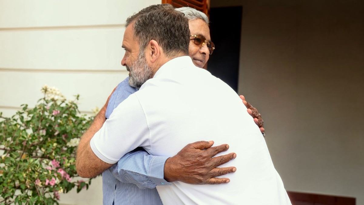 मुख्यमंत्री पद से इस्तीफा देने के एक दिन बाद शुक्रवार को सिद्धारमैया ने दिल्ली में राहुल गांधी से मुलाकात की (File Photo- X)