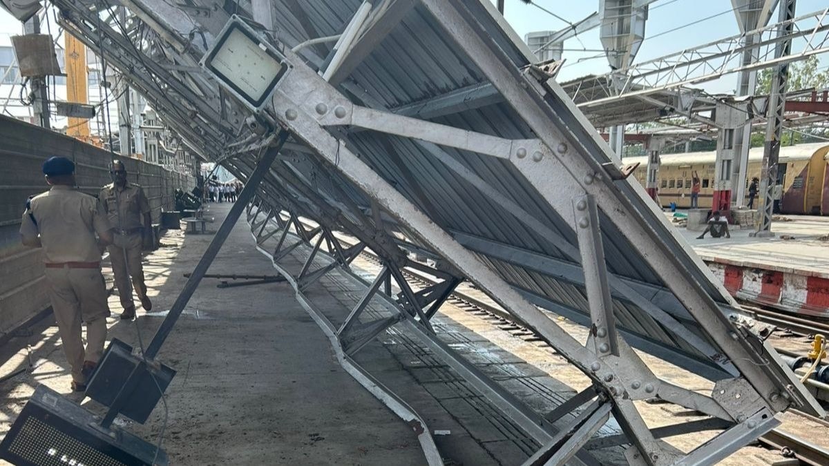 भरभराकर गिरा था 60 से 70 फीट लंबा शेड. (Photo: ITG)
