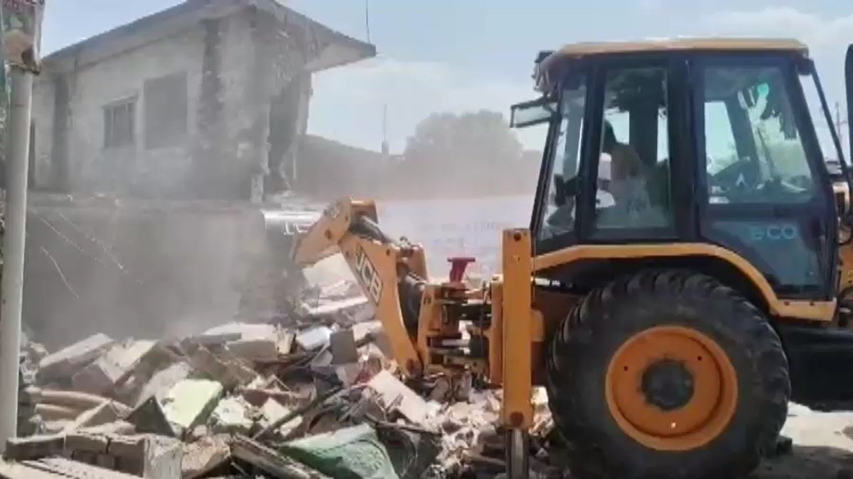 बहराइच में अवैध अतिक्रमण के खिलाफ प्रशासन की बड़ी कार्रवाई. (Photo: Screengrabs)