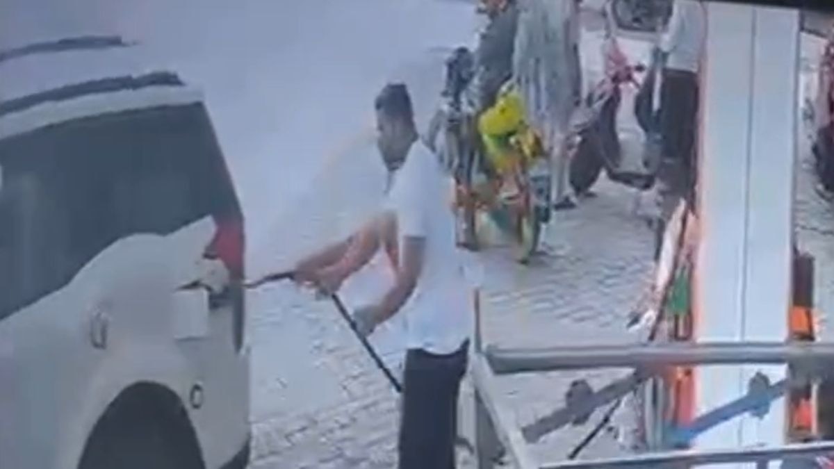 आसपास लगे CCTV कैमरों में कैद हुई पूरी घटना. (Photo: Screengrab)