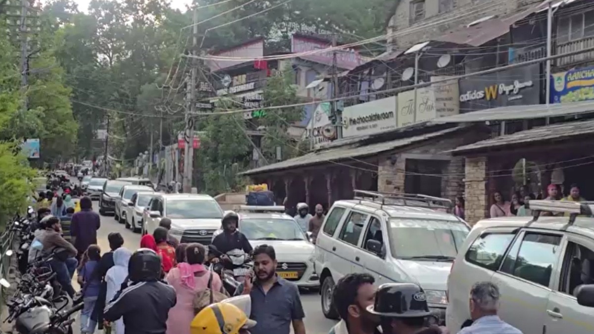 नैनीताल की पहचान कही जाने वाली नैनी झील भी पर्यटकों से गुलजार है. (Photo: ITG)