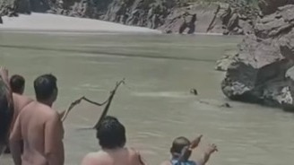ऋषिकेश में गंगा नहाने के दौरान दो पर्यटक बह गए हैं
