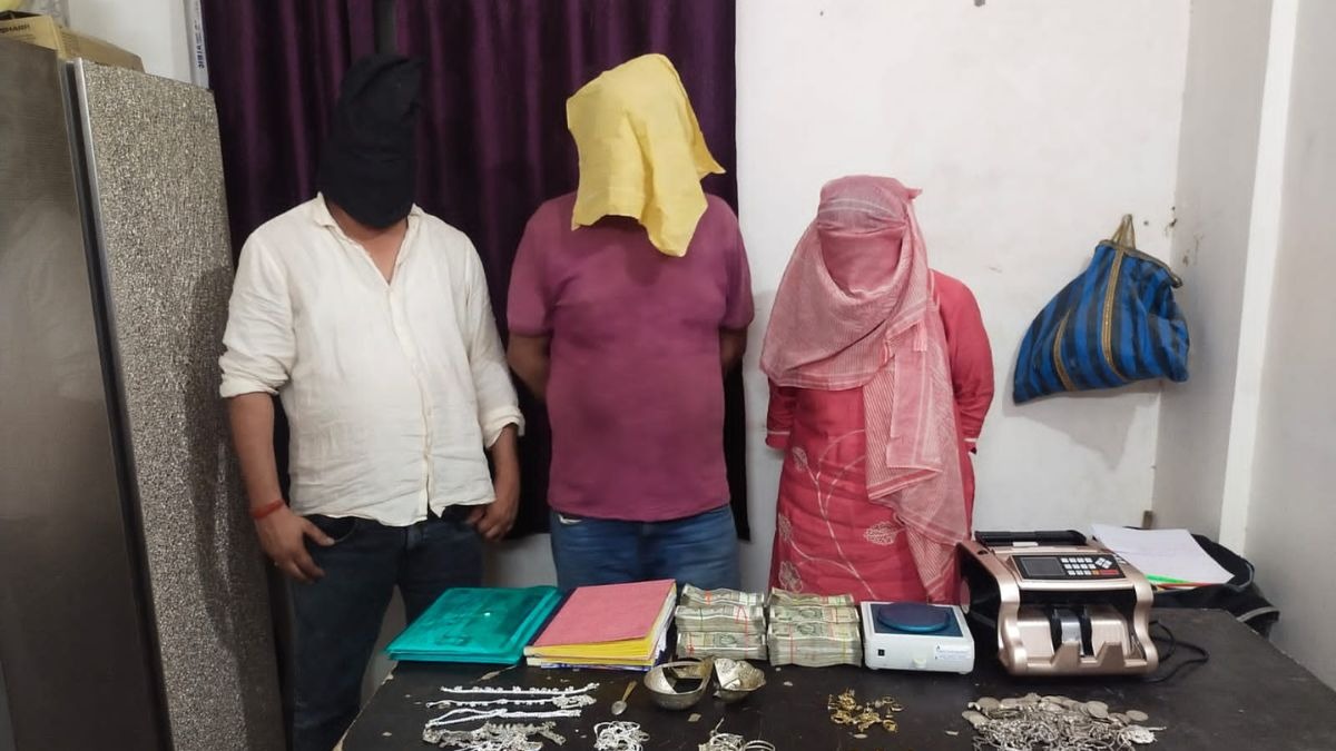 महिला के पास से 10 लाख रुपये और लाखों के जेवरात बरामद. (Photo: ITG)