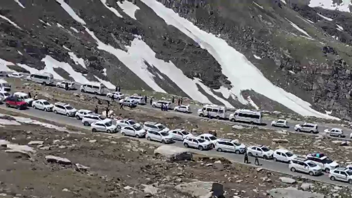 मनाली-रोहतांग से नैनीताल और चारधाम तक भीषण जाम. (Photo: Screengrab)