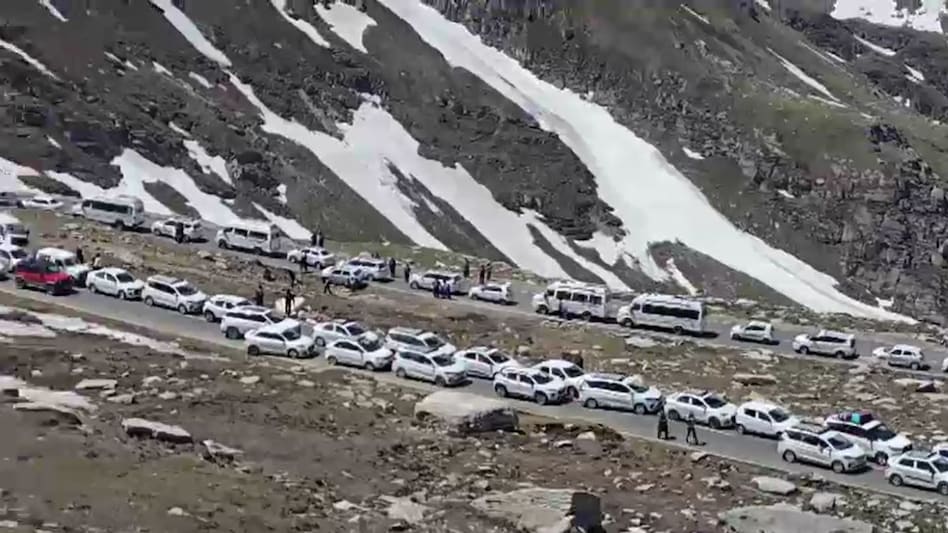 मनाली-रोहतांग से नैनीताल और चारधाम तक भीषण जाम. (Photo: Screengrab)