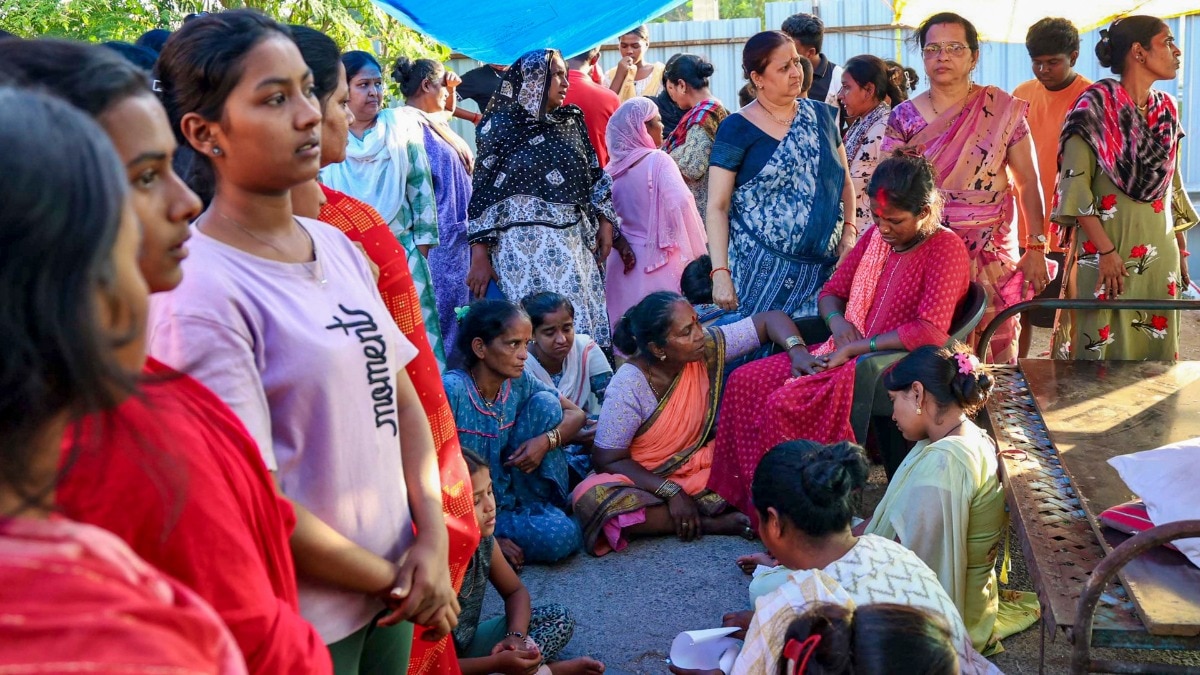  जहरीली शराब से 14 मौतों के बाद पुलिस विभाग में बड़ा एक्शन लिया गया (Photo: PTI)