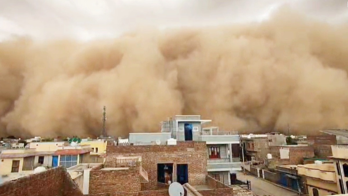 राजस्थान के मरुस्थल में उठा धूल का गगनचुंबी गुबार.(Photo:ITG)