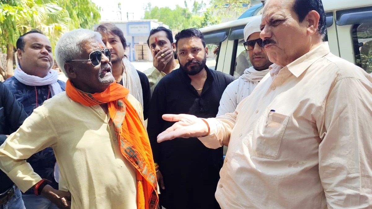 BJP MLA ने किया बिजली दफ्तर का घेराव और अधिकारियों को लगाई फटकार.(Photo:Screengrab)