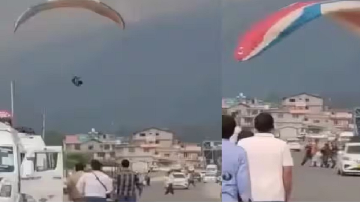 कुल्लू-मनाली NH पर पैराग्लाइडर की आपात लैंडिंग कराई गई. (Photo: Screengrab)