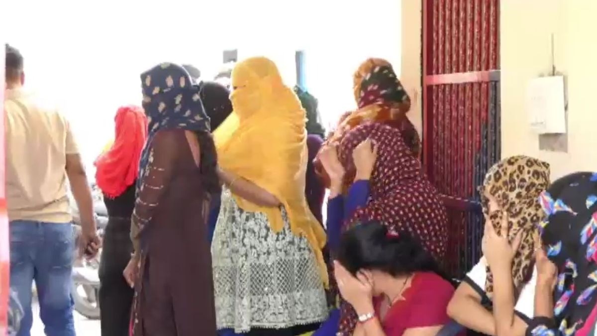 युवक-युवतियों से पूछताछ में जुटी पुलिस. (Photo: Screengrab)