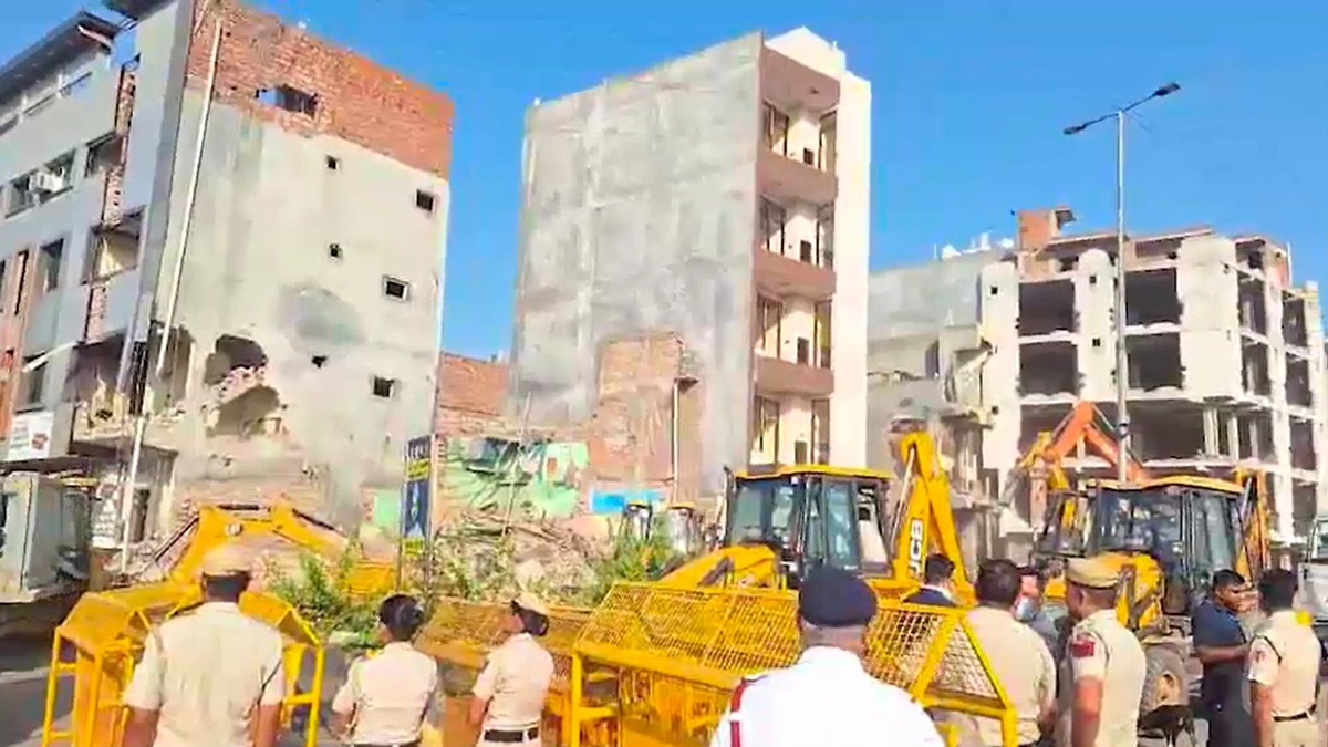 शालीमार बाग में घरों को तोड़ते बुलडोजर. (Screengrabs)
