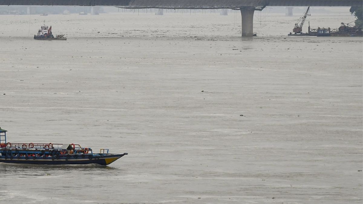 पैर धोते समय नदी में फिसल गई थी लड़की. (File Photo: PTI)