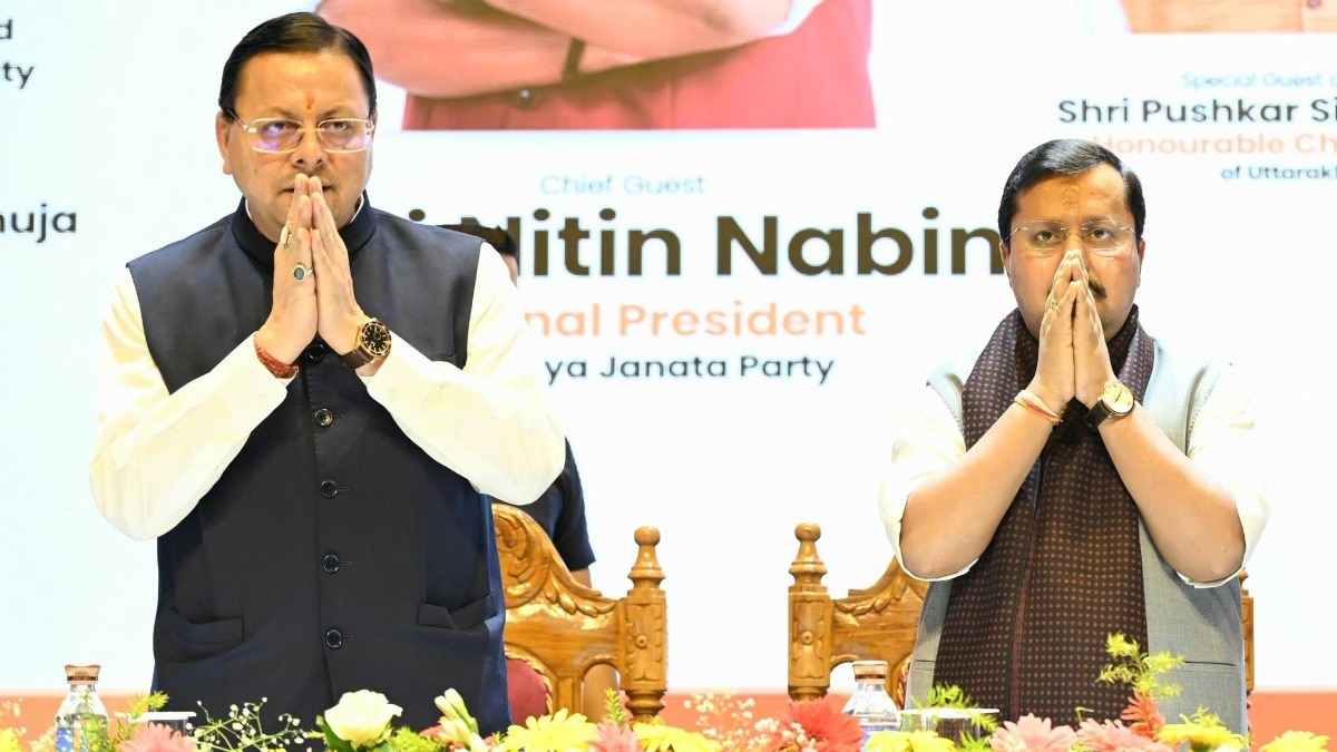 बीजेपी के राष्ट्रीय अध्यक्ष नितिन नवीन और उत्तराखंड सीएम पुष्कर सिंह धामी ने एक कार्यक्रम में मंच शेयर किया