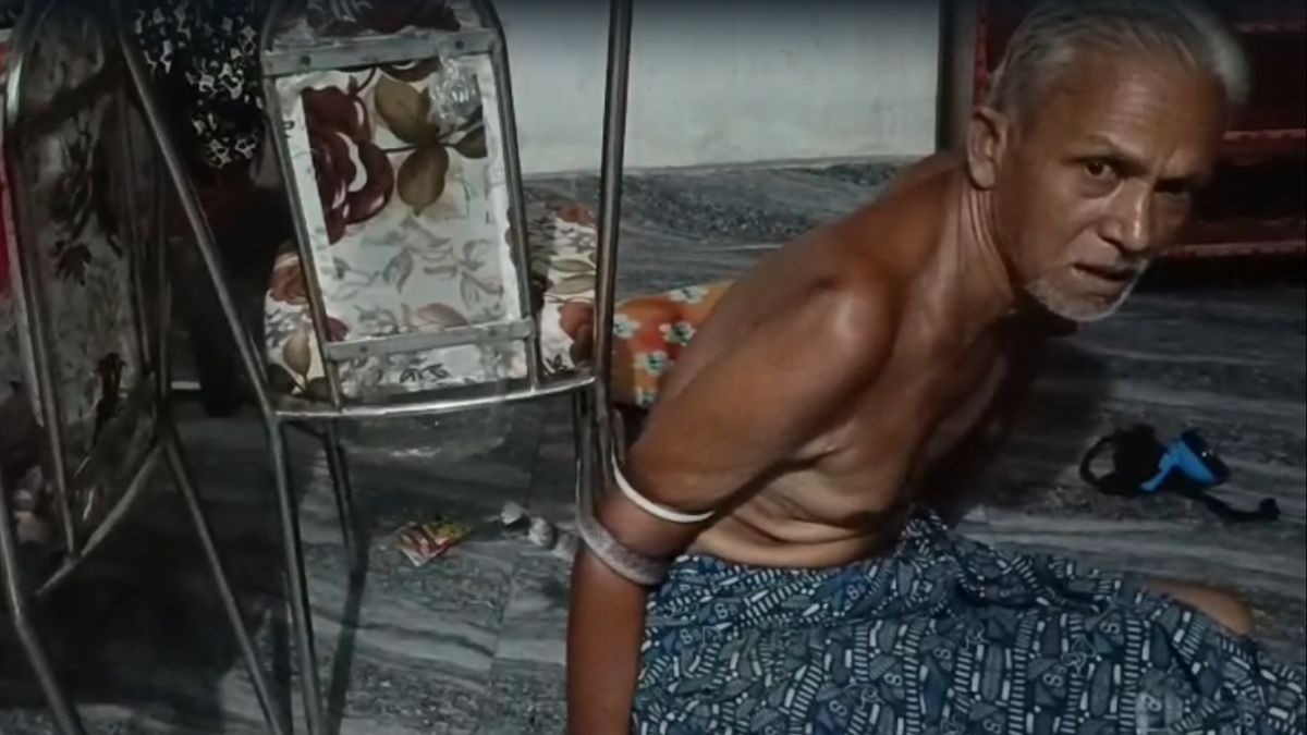 रात में खिड़की से अंदर घुस आया था सांप. (Photo: Screengrab)