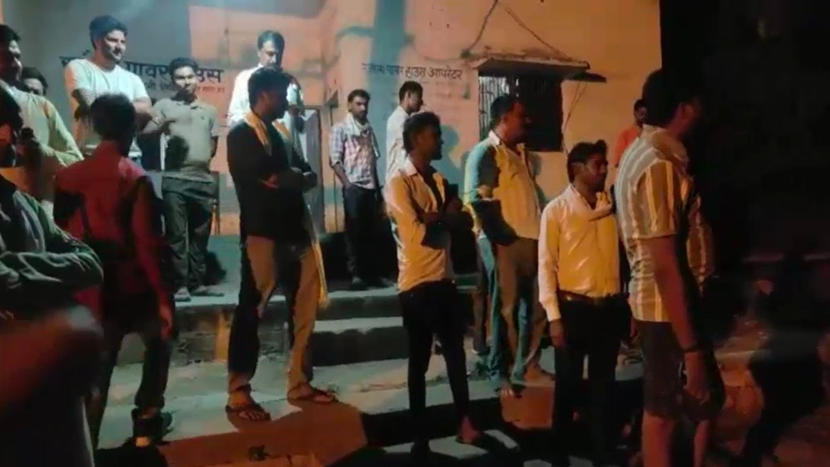 लाइट कटने के बाद पावर स्टेशन पहुंचे आक्रोशित लोग. (photo: Screengrabs)
