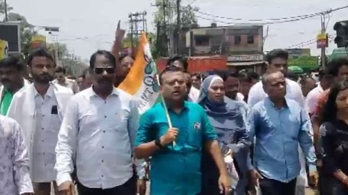 सांसद अभिषेक बनर्जी पर हुए हमले के विरोध में प्रदर्शन करते टीएमसी कार्यकर्ता