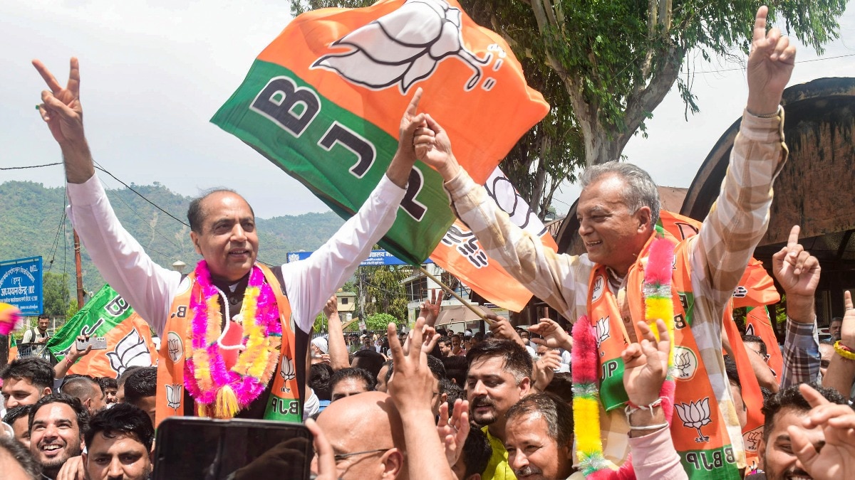 मंडी में जीत के बाद जश्न मनाते पूर्व सीएम जयराम ठाकुर और अनिल शर्मा. (PTI Photo) 