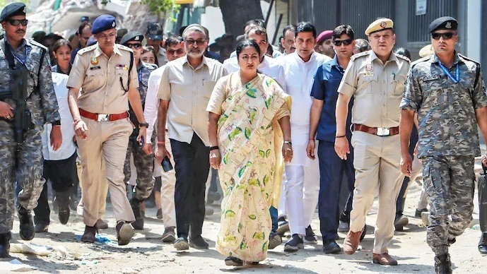 दिल्ली की मुख्यमंत्री रेखा गुप्ता तीन मंजिला व्यावसायिक इमारत गिरने के बाद घटनास्थल का दौरा करते हुए. (Photo: PTI)