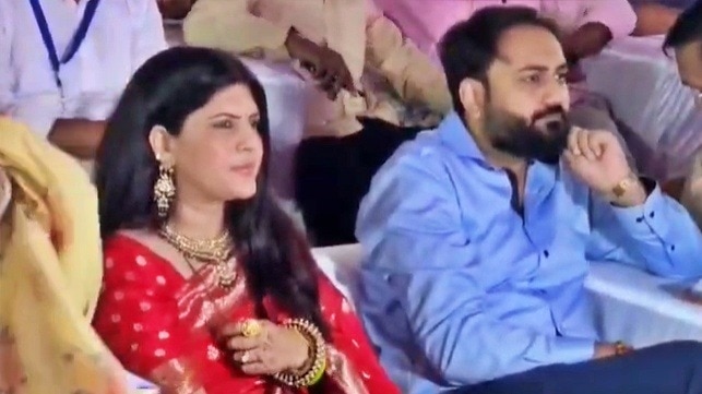 पत्नी मोनिका यादव संग गौरव चौधरी (Photo- Screengrab)