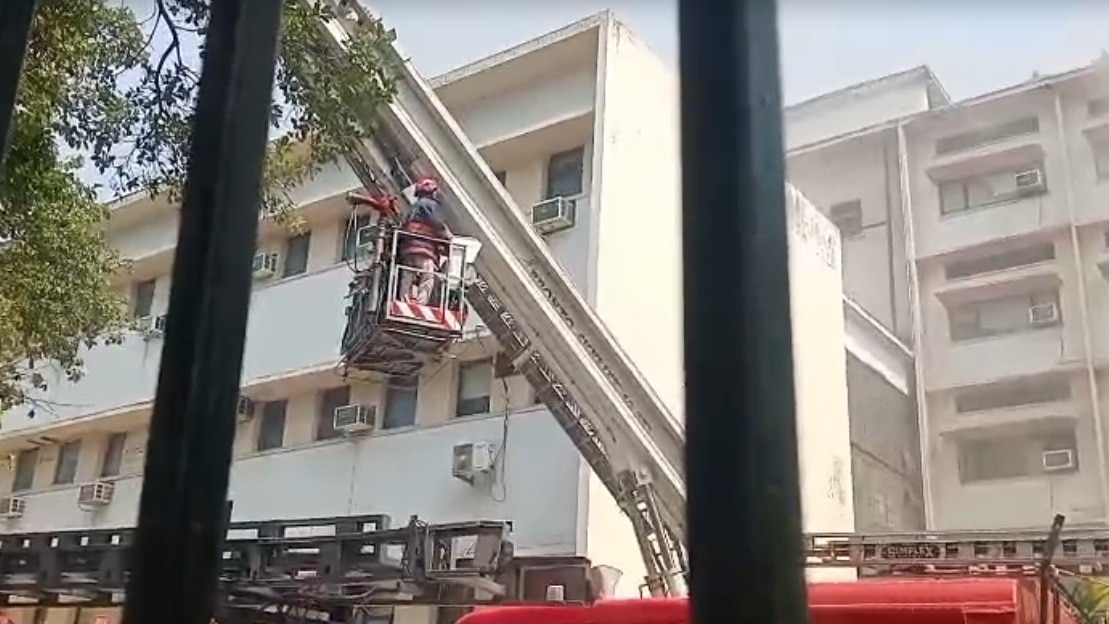 स्कूल ऑफ प्लानिंग एंड आर्किटेक्चर की इमारत में लगी आग पर काबू पा लिया गया है. (Photo: ITG)