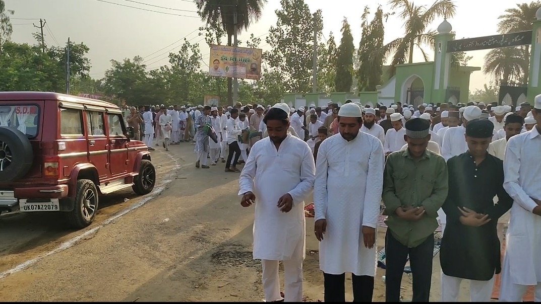 Namaz on the roadside in Bijnor (Photo: Screengrab)