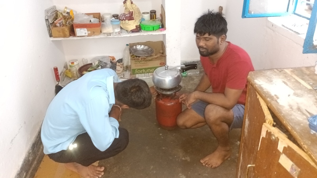 कमरे में खाना बनाते प्रतियोगी परीक्षाओं की तैयारी करने वाले छात्र. (photo: Satyajeet/ITG)