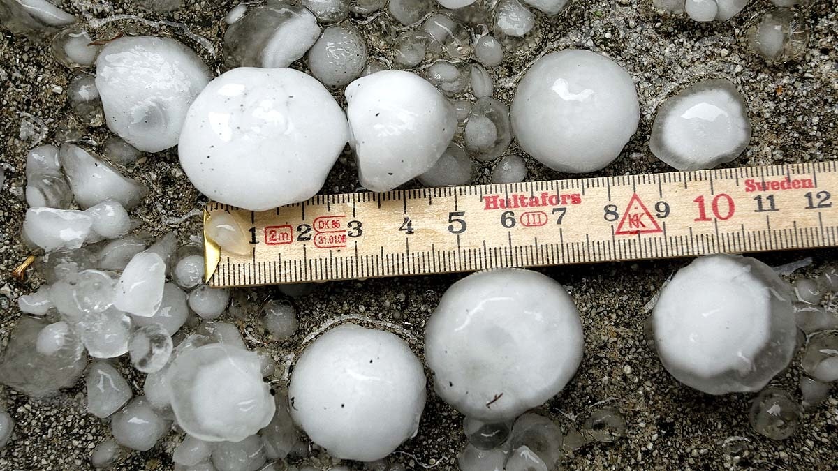 ओलों के बीच रखा ये स्केल उनका आकार बता रहा है. (Photo: Reuters)