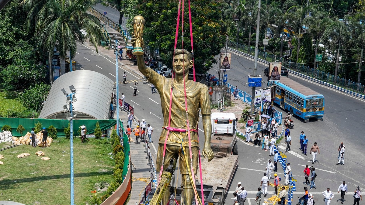 कोलकाता के लेक टाउन से हटाई गई 70 फीट ऊंची लियोन मेसी की प्रतिमा (Photo: PTI)