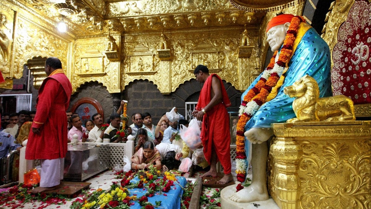 Devotees offer prayer at Sai Baba temple in Shirdi (Photo-PTI)