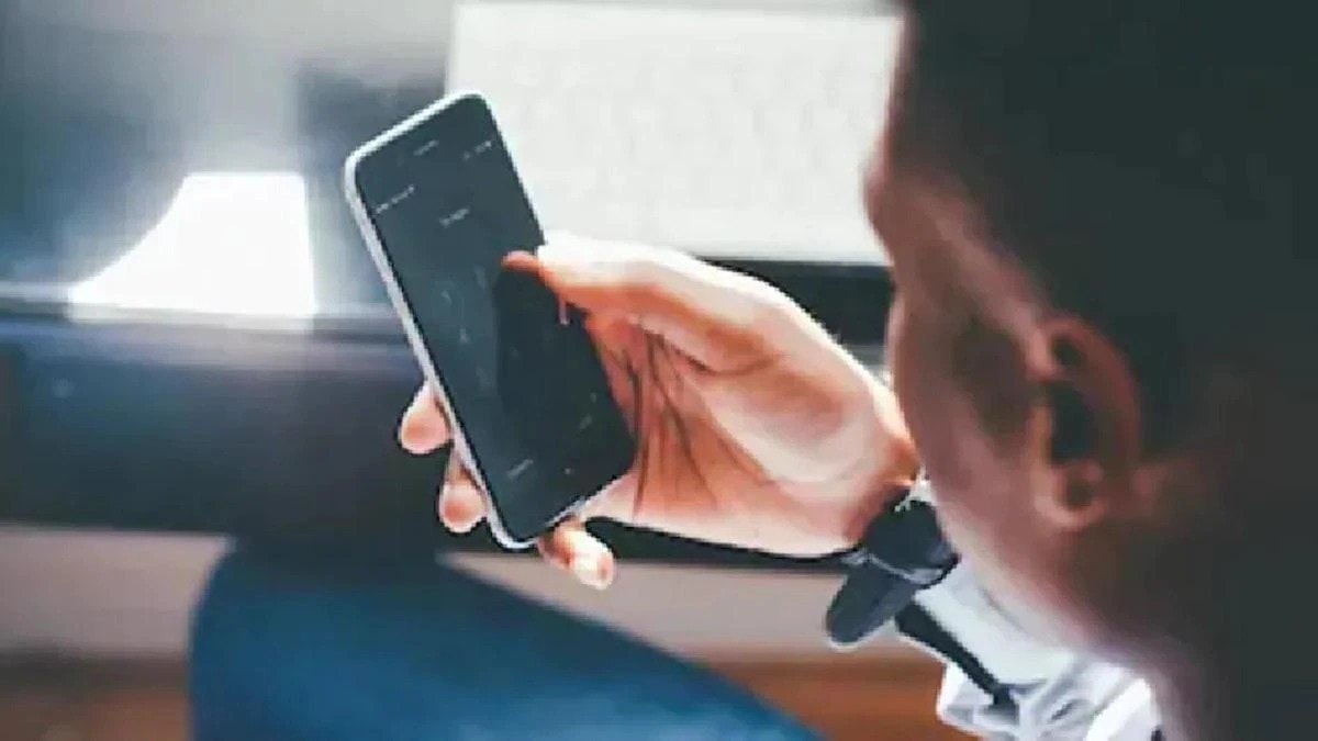 यूपी-112 में तैनात राजेन्द्र सिंह और युवती के बीच बातचीत हुई. (Photo: Representational) 