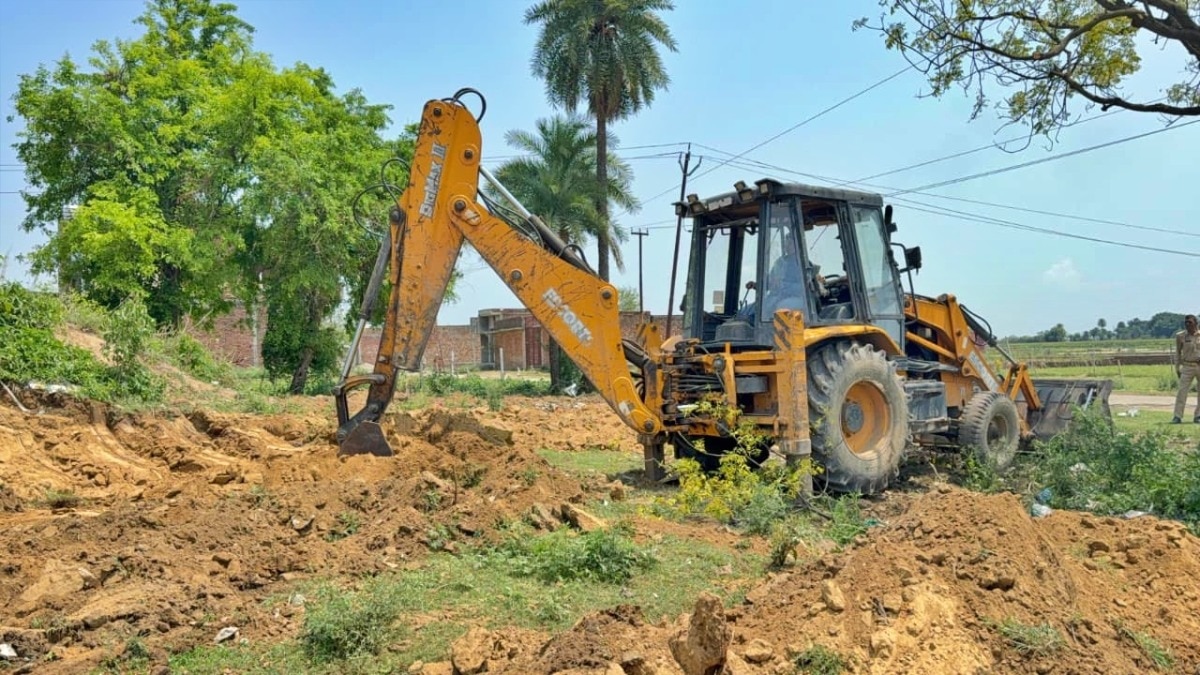 संभल में कब्रिस्तान के अवैध कब्जे से मुक्त कराई गई 100 वर्गमीटर सरकारी जमीन (Photo- ITG)