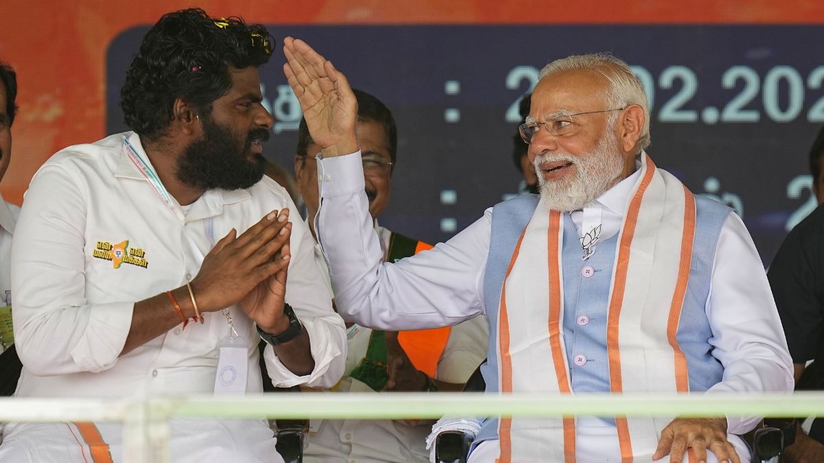 प्रधानमंत्री नरेंद्र मोदी से आशीर्वाद लेते तमिलनाडु बीजेपी के नेता के. अन्नामलाई. (Photo: PTI)
