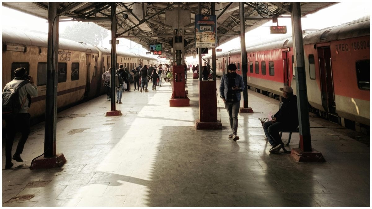 रेलवे प्लेटफॉर्म पर मेडिकल शॉप को लेकर अलग-अलग नियम हैं. (Photo: Pexels)
