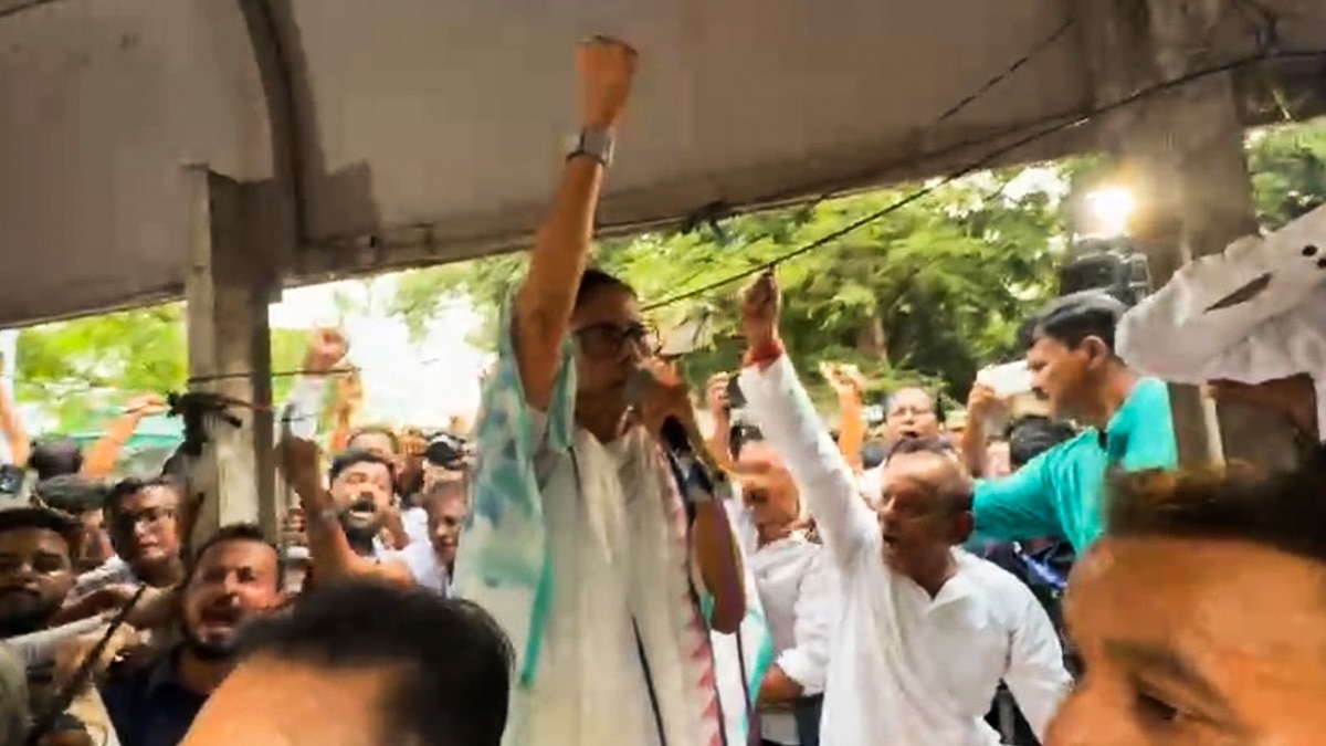 ममता बनर्जी कोलकाता में मंगलवार को धरने पर बैठीं. (Photo: ITG)