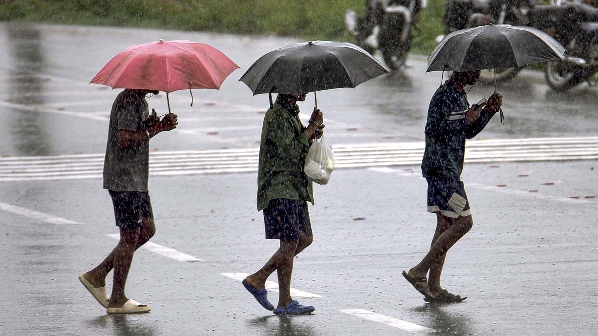 कर्नाटक के चिकमंगलूर में 2 जून 2026 को प्री-मॉनसूनी बारिश से बचते लोग. (Photo: PTI)