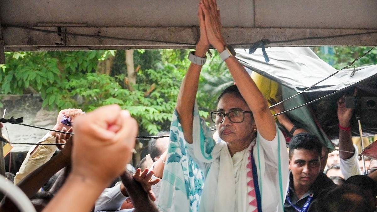 लंबे समय बाद ममता का 'स्ट्रीट फाइटर' अवतार, लेकिन धरने में दिख गई TMC की दरार!