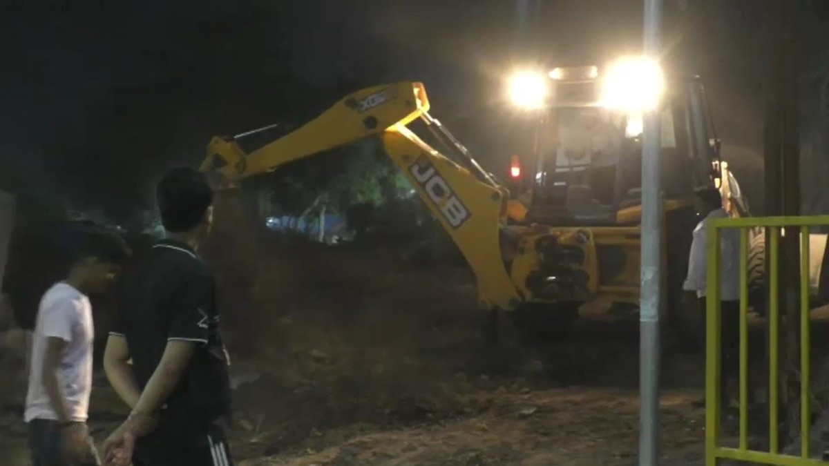 वाराणसी में देर रात बड़ी बुलडोजर कार्रवाई. (photo: Screengrabs)