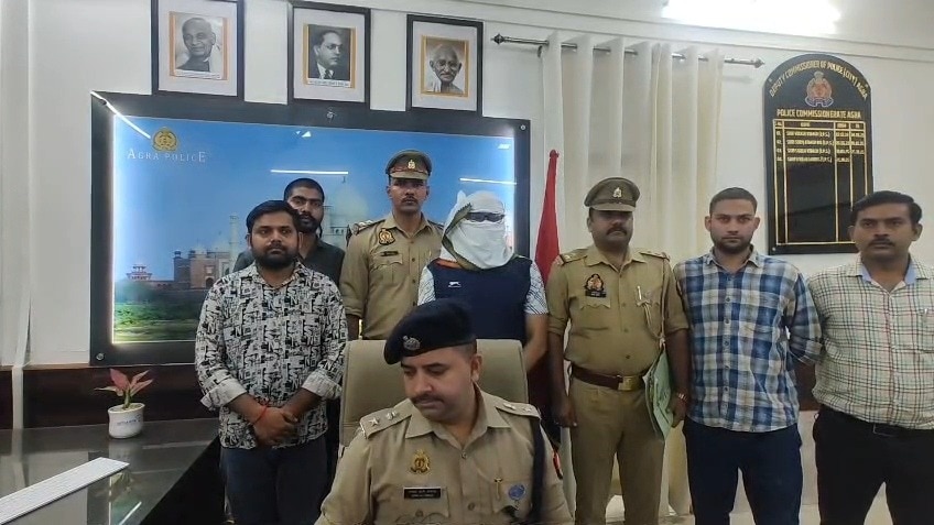 पुलिस गिरफ्त में आरोपी बदमाश, जो 25 साल से काट रहा था फरारी. (Photo: Arvind Sharma/ITG)